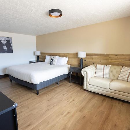 The Golden Spur Hotel Пейнгуич Екстериор снимка